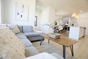 Chic Modern Home,King Bed,Fireplace,Disney